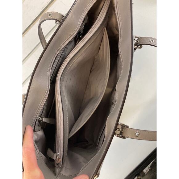 MICHAEL KORS, LARGE GRAY SAFFIANO LEATHER SHOULDER BAG - Picture 10 of 16